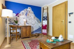 Pokój z górskim malowidłem na ścianie w obiekcie Hotel Edelweiss 3 Stelle SUPERIOR w mieście Breuil-Cervinia