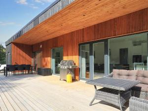 Un balcon sau o terasă la 12 person holiday home in Væggerløse-By Traum