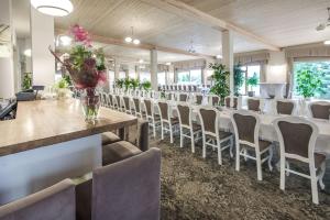 une salle de banquet avec une grande table et des chaises dans l'établissement Dworek Nad Pilicą, à Nowe Miasto nad Pilicą