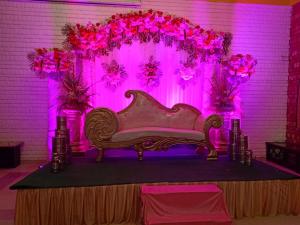 une scène avec un canapé devant un écran rose dans l'établissement Four Banyans Spirit & Nature Resort, à Rāipur