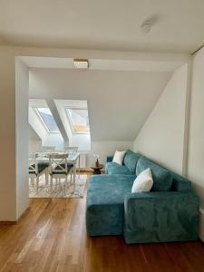 Posedenie v ubytovaní Helle Dachgeschosswohnung im Zentrum