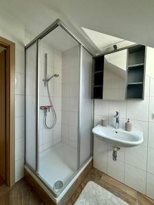 Kúpeľňa v ubytovaní Helle Dachgeschosswohnung im Zentrum