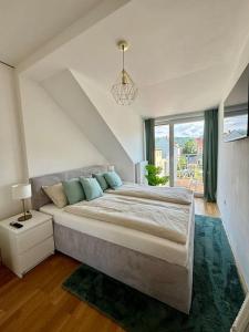 Posteľ alebo postele v izbe v ubytovaní Helle Dachgeschosswohnung im Zentrum