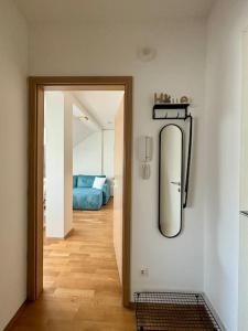 Posteľ alebo postele v izbe v ubytovaní Helle Dachgeschosswohnung im Zentrum