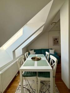 Posedenie v ubytovaní Helle Dachgeschosswohnung im Zentrum