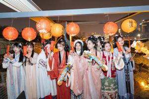 西安鸿胪花园酒店 入住赠送百威啤酒2瓶的一群穿着
