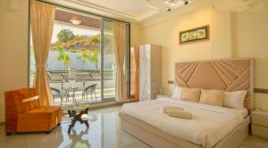 Un pat sau paturi într-o cameră la TKB Villa & Resort