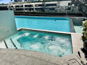 Piscina di Oracle 11th floor Tower 1 - GC Getaways o nelle vicinanze