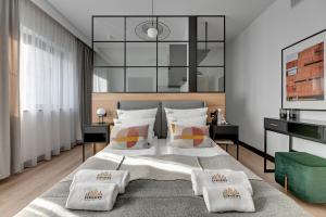 Giường trong phòng chung tại DEO PLAZA Apartments & Riverside by Downtown Apartments +16 ảnh