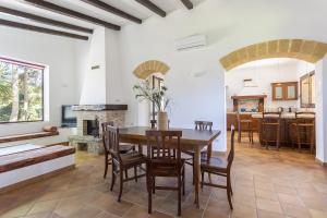 a kitchen and dining room with a table and chairs at Villa Stella in Marsala