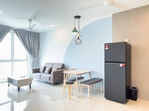 un soggiorno con un divano e un tavolo di 2B2B Cozy - 5 min to PWTC - Sentul KL a Kuala Lumpur