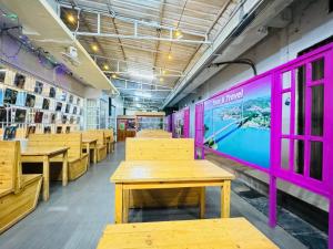 秾莎Urbanview Botania Meeting Point Batam by RedDoorz的用餐室配有木桌和粉红色火车