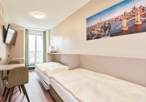 Letto o letti in una camera di Hotel Pickwick and Pub "the room with a view"