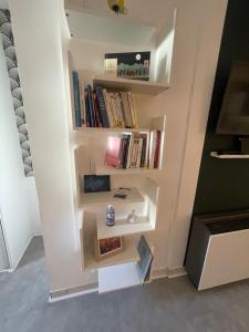 a book shelf in a wall with books at Soleil de Sète, maison coquette en cœur de ville in Sète