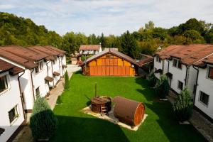 an aerial view of a yard with a building at Domeniul Roa in Avrig