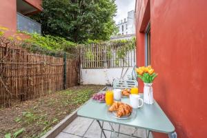 einen Tisch mit einem Teller Croissants und Orangensaft in der Unterkunft Superbe appartement 1min métro7 Rez-de-chaussée in Aubervilliers