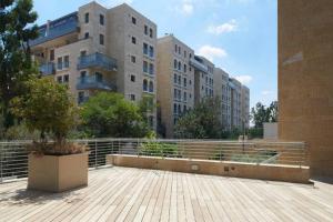 Vistas a una ciudad con edificios en el fondo en Chic & Quiet Apartments in City Center by FeelHome en Jerusalén