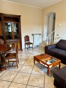 a living room with a couch and a table at Il Terrazzino in Casale Monferrato