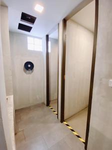 an empty hallway with a door and a window at GO INN BTS Surasak Silom bkk โกอินน์ บีทีเอส สถานีสุรศักดิ์ in Yan Nawa