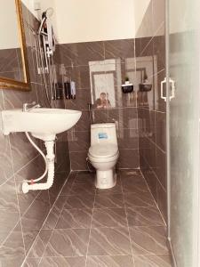 a bathroom with a toilet and a sink at HOANG PHUC HOTEL kế bến tàu rạch giá in Rach Gia +42 photos