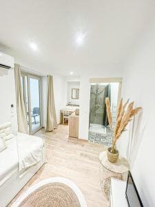 een woonkamer met een bed en een open haard bij Cosy Sun - T1 - Patio privatif in Pau