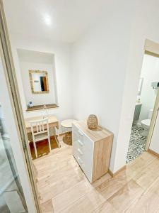 een badkamer met een wastafel en een bureau in een kamer bij Cosy Sun - T1 - Patio privatif in Pau