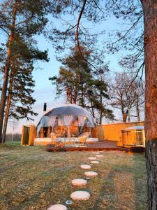 SkulteDome by the sea的田野中央的帐篷