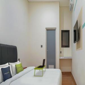 Μια τηλεόραση ή/και κέντρο ψυχαγωγίας στο Urbanview Hotel Aloevera Pontianak by RedDoorz