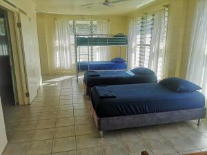 una stanza con due letti e un letto a castello di Samoan Highland Hideaway a Siusega
