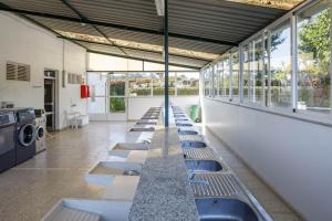 una fila de bancos en un edificio con ventanas en Bungalow C, en Pontevedra