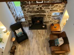 einen Blick über das Wohnzimmer mit einem Steinkamin in der Unterkunft Waterfront cottage Applecross Peninsula in Ardheslaig