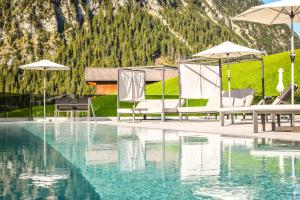 Bazén v ubytování Berghotel Almrausch nebo v jeho okolí