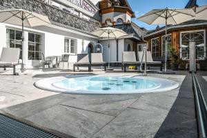 Bazén v ubytování Berghotel Almrausch nebo v jeho okolí