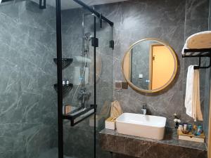 Bilik mandi di 朱家角榆宿酒店 La Joie Resort
