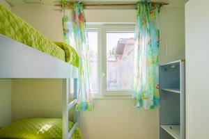 Un dormitorio con dos literas y una ventana. en Bungalow E, en Pontevedra 22 fotos más