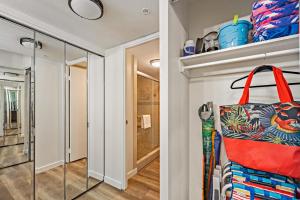 una habitación con un espejo y un bolso en Mahana 718, en Kahana 31 fotos más