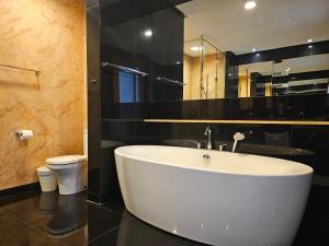 Uma casa de banho em City Vibe Oasis St Mary Pavilion KLCC 3Bed6pax