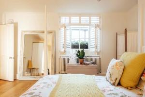 En eller flere senge i et værelse på BRIGHTON BEACH APARTMENT Parking Free On-site EV