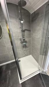 Et badeværelse på Juniper Lodges + 35 billeder