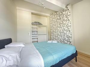 a small bedroom with a bed and a closet at Spacieux Appartement 8 Couchages en Centre de Riom N9 in Riom