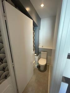 a small bathroom with a toilet in a room at Soleil de Sète, maison coquette en cœur de ville in Sète
