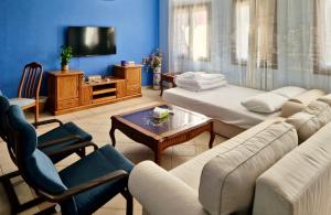 un soggiorno con un divano e un tavolo di Only FAMILIES - Tala Bay Resort Aqaba - Seafront one bedroom apartment ad Aqaba