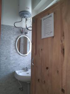Koupelna v ubytování Seven Hills Homestay + 37 fotografií