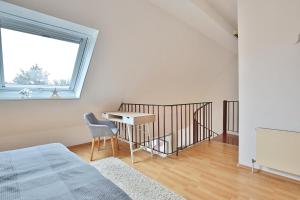 ein Schlafzimmer mit Bett, Schreibtisch und Fenster in der Unterkunft Seepark Seepark Appartement 36 in Scharbeutz