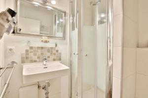 ein Badezimmer mit Waschbecken und Dusche in der Unterkunft Seepark Seepark Appartement 36 in Scharbeutz + 27 Fotos