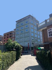 un edificio azul alto frente a un edificio en Hotel Nirakar, en Katmandú