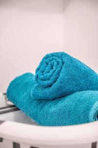 ein blaues Handtuch auf einem Waschbecken in der Unterkunft Superbe appartement 1min métro7 Rez-de-chaussée in Aubervilliers + 13 Fotos
