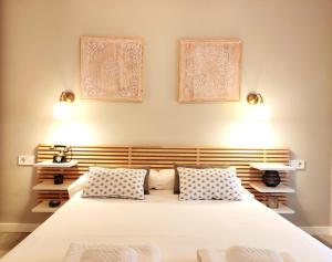 Ένα ή περισσότερα κρεβάτια σε δωμάτιο στο 80s Loft ViNTAGE 15' Málaga Airport Free Guest Parking