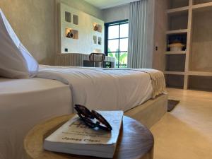 クタにあるKalima Hotel Boutiqueのベッドとテーブルのあるホテルの部屋 +5枚の写真