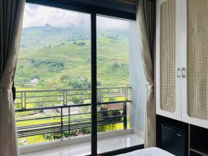 Nespecifikovaný výhled na hory nebo výhled na hory při pohledu z hotelu